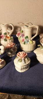 Spousta porcelánových miniatur - 3