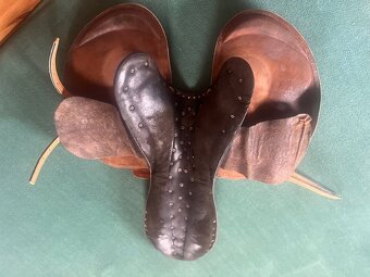 Prodám dostihové, semišové sedlo - 3