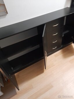 Černá komoda - 3