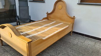 Masivní dřevěná postel s roštem. - 3