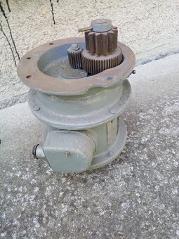 Elektromotor s převodem - 3