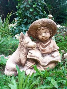 Zahradní dekorace- Chlapec s knihou a s psíkem - 3