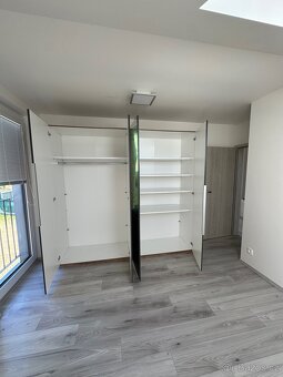 ŠATNÍ SKŘÍŇ (PERFEKTNÍ STAV) - 3