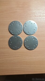Čtyři kruhové kovové disky - 3