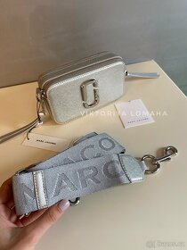 Marc Jacobs Snapshot kabelka stříbrné barvy - 3