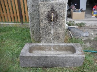 stará kamenná kašna s tekoucí vodou koryto kaménka - 3