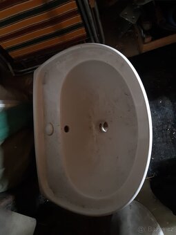 WC mísa - 2x, umývadlo - 2x, sloup k umývadlu - nepoužité - 3