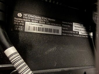 Prodám 2 LCD monitory HP typu E242 - 3