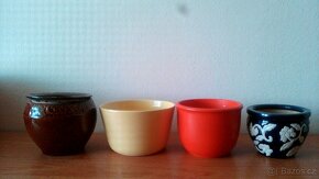 Retro obaly na květináče - plast, keramika+ bambus. polička - 3