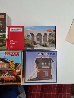 Modely mostů, krajiny,sloupů a vybavení k modelům vláčku - 3