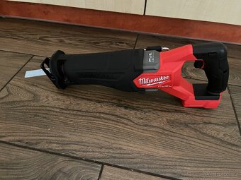 Bez AKU šavlová pila Milwaukee sawzall M18 - 3