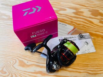 PŘÍVLAČOVÝ NAVIJÁK DAIWA FUEGO 3000-C + PLETENÁ ŠŇŮRA DAIWA - 3
