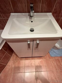 Koupelnová skřínka s umyvadlem a zrcadlem vč. baterie - 3