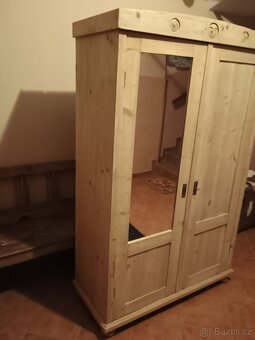 stará šatní skříň se zrcadlem - 3