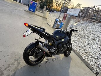 Yamaha R1 (2003) – přestavěná na streetfightera - 3
