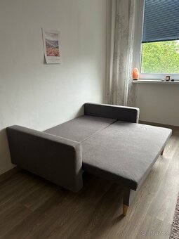 Menší rozkládací šedý gauč - 3