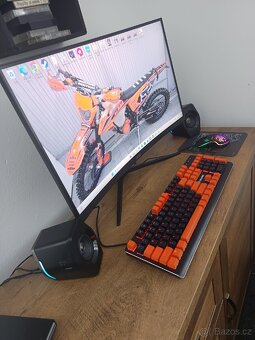 Monitor repráky a klávesnice s myší - 3
