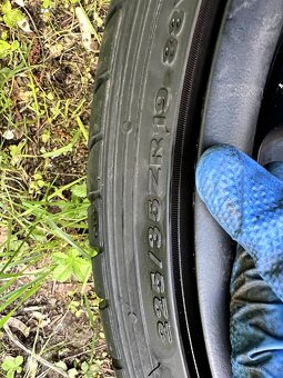 Letní kola VW Golf 225/35 R19, 5x112, ET42
- 3