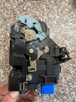 Zámek řidičových dveří Škoda Octavia 2 - 3