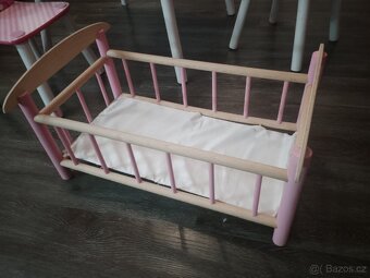 Stolek + 2 židle, postýlka pro panenky - 3