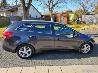 KIA Cee´d Combi SW JD 1,6 GDi Exclusive šedá metalíza 2012 - 3