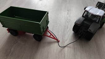 Traktor s vlečkou na dálkové ovládání - 3