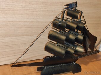 Stará plechová plachetnice v top stavu - 3