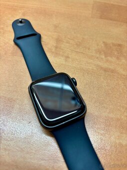 Apple Watch SE GPS, 40mm vesmírně šedé hliníkové pouzdro - 3