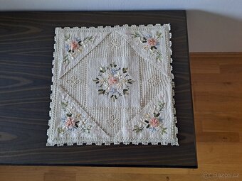 STAROŽITNÝ RUČNĚ VYŠÍVANÝ POVLAK NA POLŠTÁŘ - 3