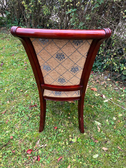 Jídelní stůl + 4 čalouněné židle z masivu - 3