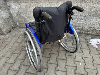 Invalidní vozík odlehčený, modrý, bez podnoží - 3