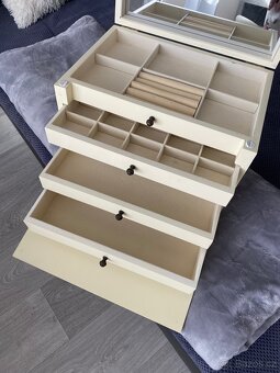 Krásná prostorná šperkovnice - 3