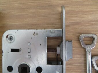 Vložka do dveří/brány/branky a 4 klíče - 3