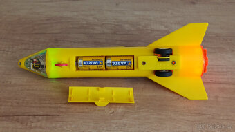 Retro raketa svítící na setrvačník - 3