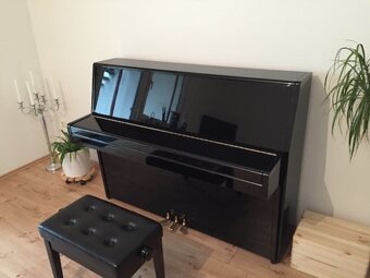 Pianino Yamaha černé lesklé leštěné dobrý stav série P2 (č. - 3