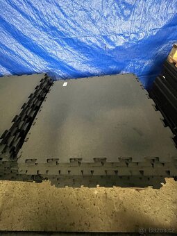 🟫 ZÁTĚŽOVÁ FITNESS PODLAHA – 98 × 98 cm, 8 mm – EPDM - 3