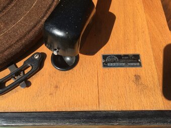 Gramofon r.v. 1956 (chlebnik) + stojan s deskami - 3