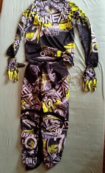 Prodám dětskou čtyřkolku, helmu, oblečení - 3