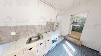 Prodej bytu 3+1 72,93 m² v rodinném domě se zahradou, Krá... - 3