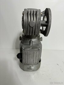 ELEKTROMOTOR S PREVODOVKOU 19 ot/ min - 3
