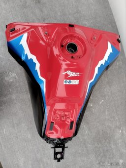 Nádrž Honda Africa Twin 1100 + poškoz. díly - 3