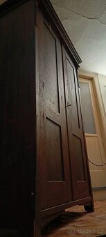 Stará šatní skříň se stolkem - 3