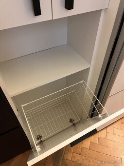 Koupelnová skříňka - 3