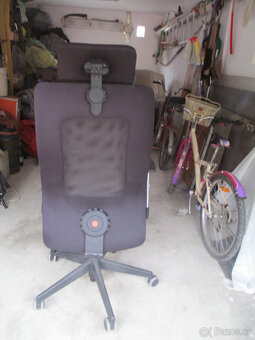 Velmi zachovalé pojízdné křeslo kancelářské větší - 3