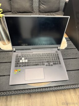Velký herní notebook Asus ROG - 3