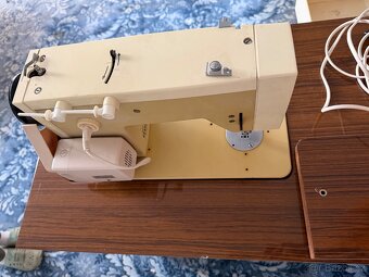 Prodám šicí stroj VERITAS - 3