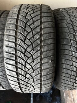 235/40/R19 - 3