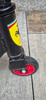 Dětská freestalová koloběžka Ferrari (Shell edice) - 3