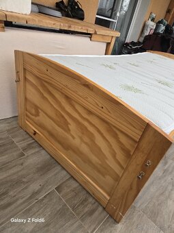 Postel + skoro nová  matrace 200× 95 cm. - 3