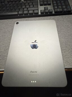 iPad Air 5 (2022) 64 GB WiFi + Logitech Combo Touch pouzdro - 3